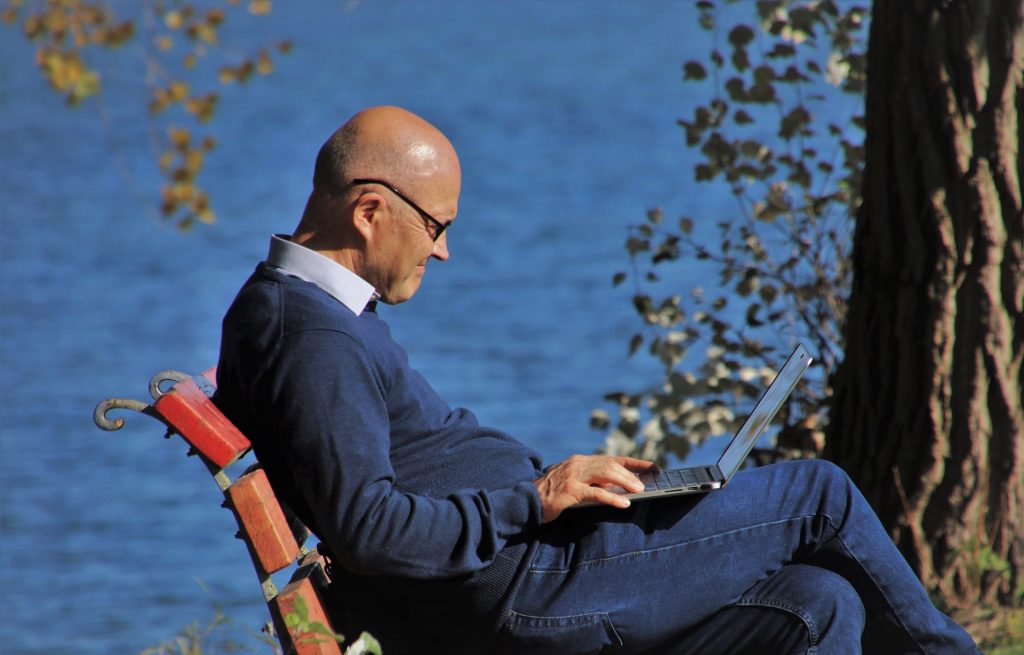 Meneer achter laptop