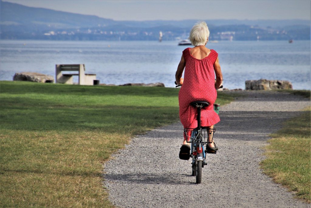 vrouw op de fiets
